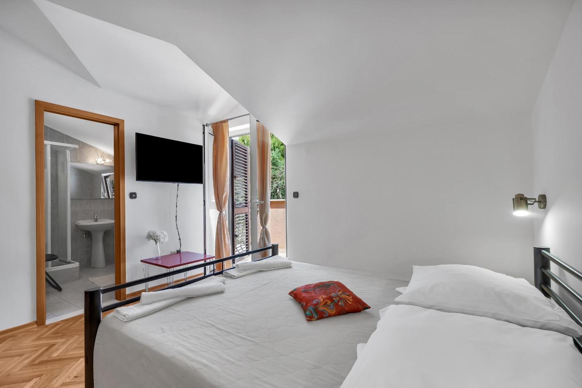 Apartments And Rooms With Parking Space Duce, Omis - 10303 Стая снимка
